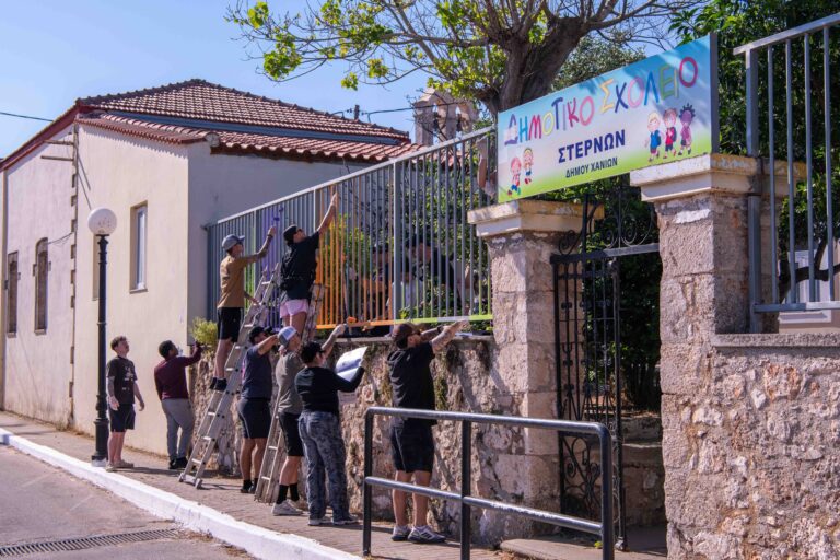 Χανιά: Κοινή δράση της Βάσης της Σούδας και του Δήμου Χανίων σε δημοτικό σχολείο των Στερνών εν μέσω τοπικών αντιδράσεων