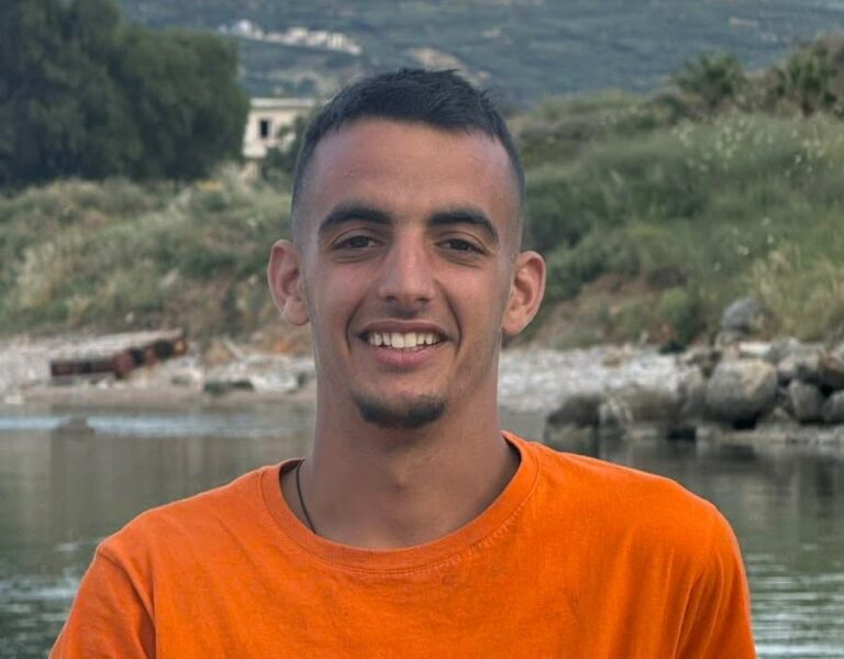 Χανιά: Ναυαγοσώστης διέσωσε δύο κοπέλες που παρασύρθηκαν στα ανοιχτά με τη σανίδα τους