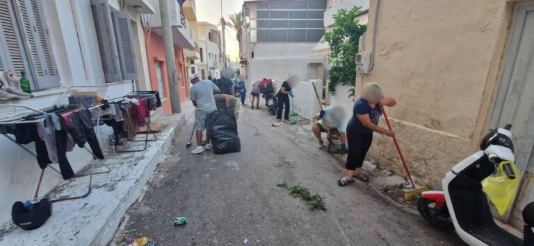 Ο Ρουβίκωνας είδε κι απόειδε με τα σκουπίδια στο Ηράκλειο και έπιασε… το φαράσι: Μαζί με κατοίκους καθαρίσαν τη γειτονιά της Αγίας Τριάδας