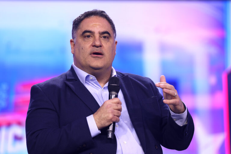 Η Αγγλία απαγόρευσε και στον Τζενκ Ουγιούρ την είσοδο στη χώρα επειδή έκανε κριτική στο Ισραήλ “με τον λάθος τρόπο”