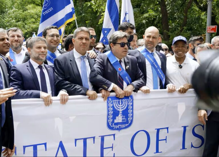 Οργή καθώς ο Σμότριτς και δύο άλλοι ακροδεξιοί Ισραηλινοί υπουργοί που τάσσονται υπέρ της γενοκτονίας στη Γάζα παρευρίσκονται στην παρέλαση της Ημέρας του Ισραήλ στη Νέα Υόρκη