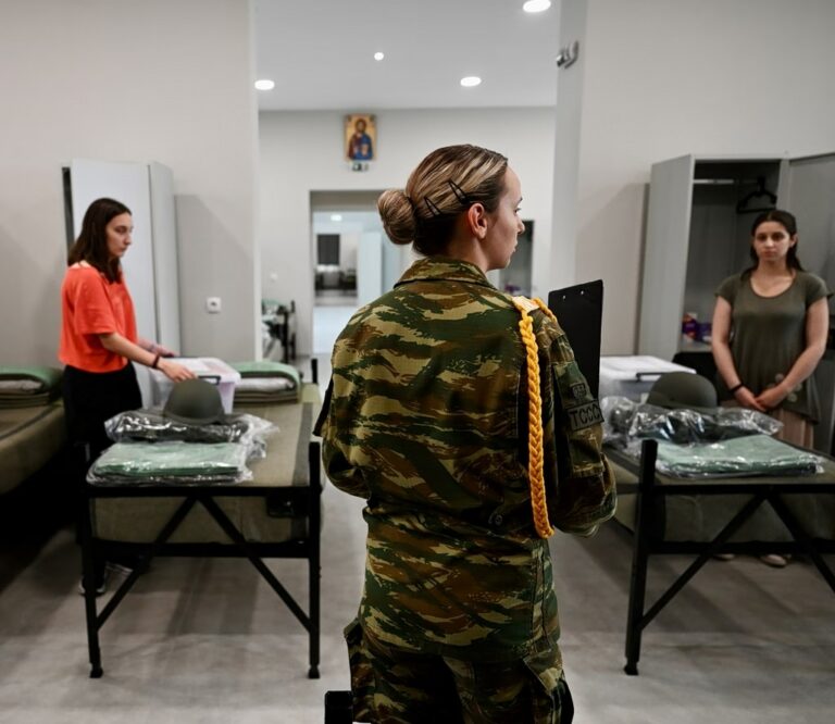 Επίσκεψη Δένδια στη μονάδα που βρίσκονται οι πρώτες γυναίκες εθελόντριες μετά τις πρώτες αναβολές – Από τις 72 τελικά εμειναν οι 51