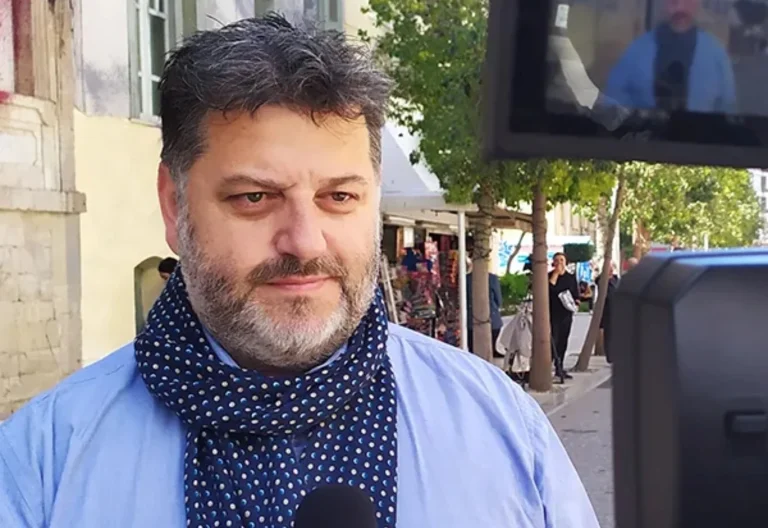 “Για να γράφουμε την αλήθεια στα ρεπορτάζ μας”: Κινητοποίηση στη δίκη του Κρητικού δημοσιογράφου Μάριου Διονέλλη εναντίον της νέας ιδιοκτησίας της “Εφημερίδας των Συντακτών”