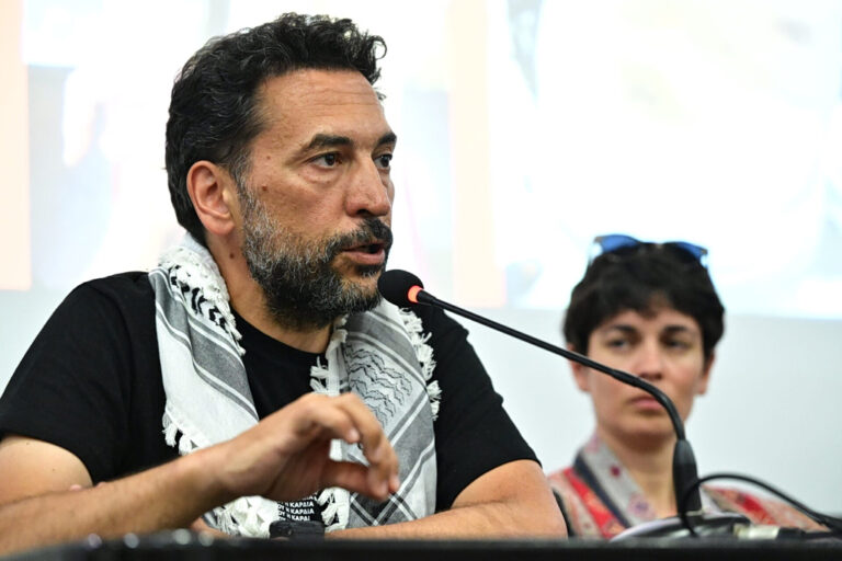 Έλληνας ακτιβιστής στο Al Jazeera για τις 52 μαρτυρικές ώρες υπό την κράτηση του Ισραήλ: «Μας έβαλαν σε ένα μαύρο κουτί χωρίς δικαιώματα»