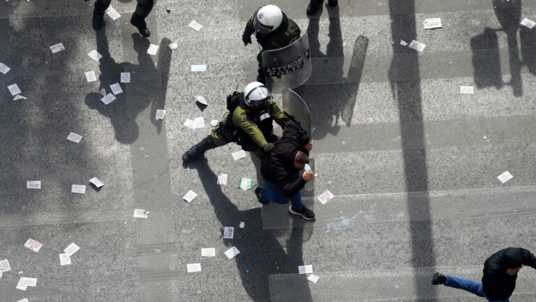 Η Διεθνής Αμνηστία καλεί σε απαγόρευση των κρότου-λάμψης από την αστυνομία: «Μοτίβο αχρείαστης βίας και ατιμωρησίας»