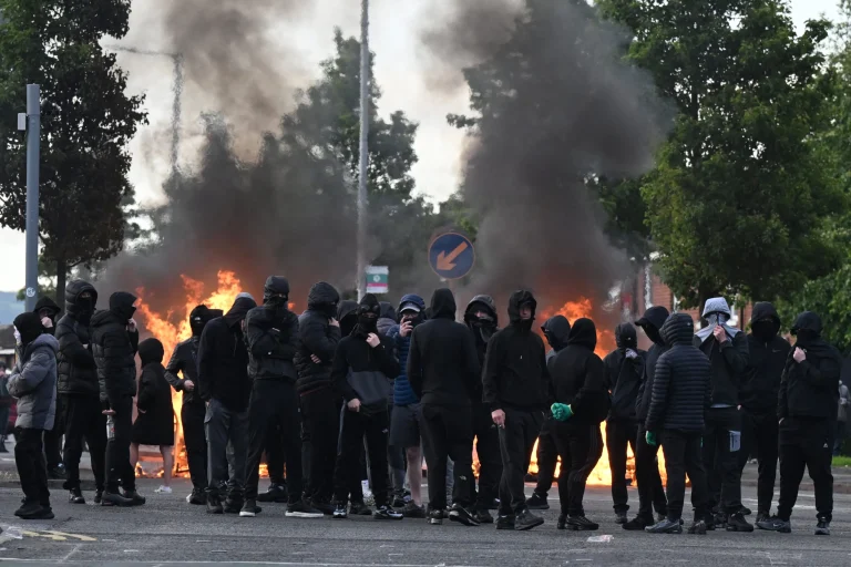 Independent: Ρατσιστική επίθεση εις βάρος νοσοκόμας στο Μπέλφαστ – Τρομοκρατημένες οι νοσοκόμες – Στις επιθέσεις εμπλέκονται ακροδεξιές παραστρατιωτικές ομάδες