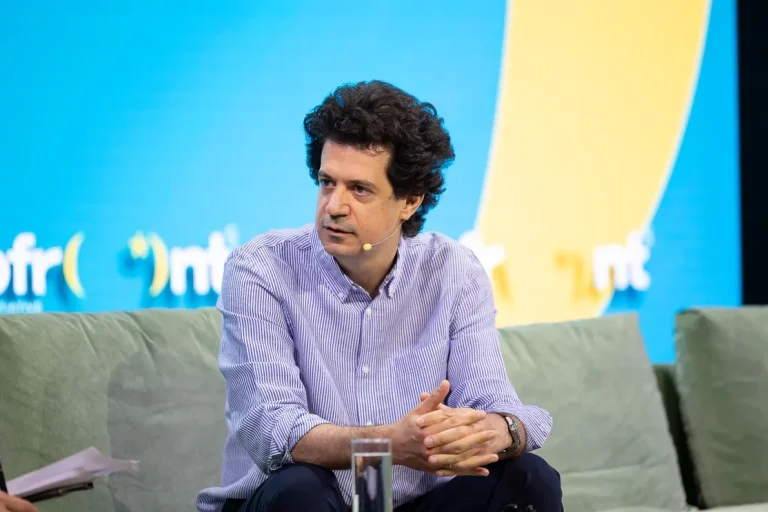 Κωνσταντίνος Δασκαλάκης: «Η τεχνητή νοημοσύνη μπορεί να μας κάνει πιο ανόητους αν παραδοθούμε σε αυτήν»