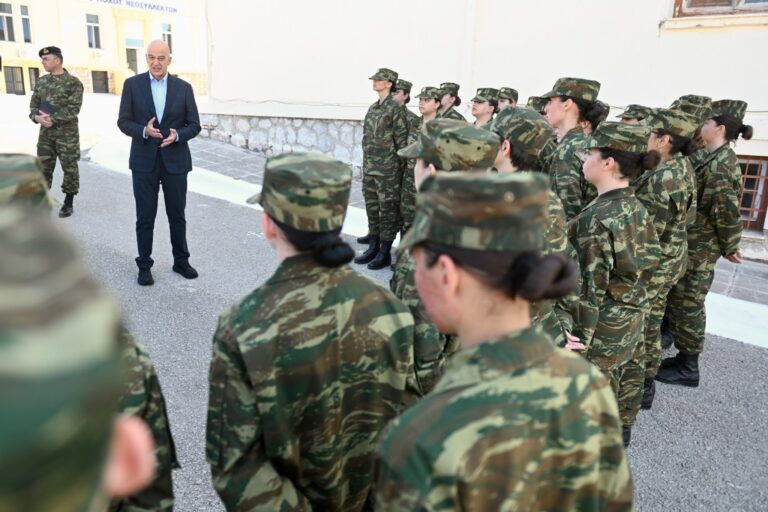 Γυναίκες στο στρατό: Αγωνία στο Πεντάγωνο για το πόσες τελικά εθελόντριες θα φτάσουν ως την ορκωμοσία