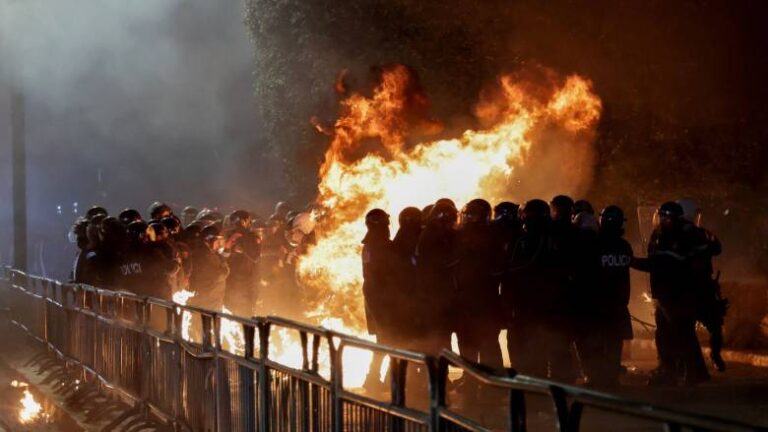 Τι συμβαίνει με τις διαδηλώσεις στην Αλβανία: Το ξεπούλημα της γης, η «ανάπτυξη» και η οικογένεια Τραμπ – «Το ζήτημα αφορά όλα τα Βαλκάνια, να αντισταθούμε μαζί»