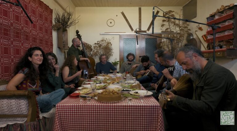 «Ρακή στο μαστραπά»: Πώς το παραδοσιακό ιρλανδικό «Whiskey in the Jar» μεταμορφώθηκε σε ένα πανέμορφο Κρητικό τραγούδι