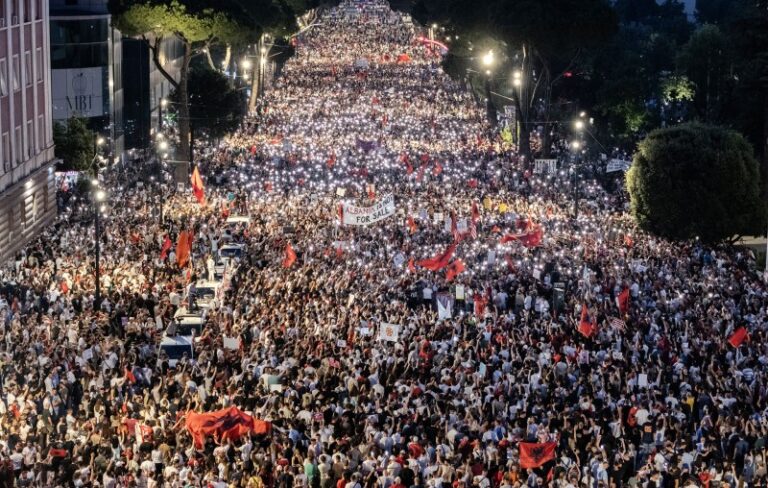 «Σε ευχαριστούμε Dua Lipa»: Αλβανοί που εναντιώνονται στα σχέδια της Ιβάνκα Τραμπ για πολυτελές θέρετρο εξυμνούν την υποστήριξη της τραγουδίστριας