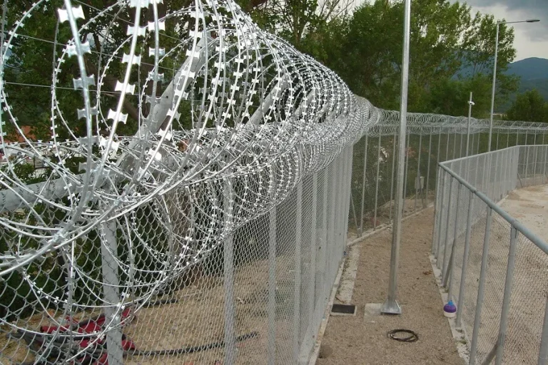Χανιά: Με συρματοπλέγματα τύπου ΝΑΤΟ η δομή υποδοχής στην Αγυιά – Σχεδιάζεται έκτακτος μηχανισμός 5 εκατ. ευρώ για τη μεταφορά 5.000 μεταναστών στην ενδοχώρα