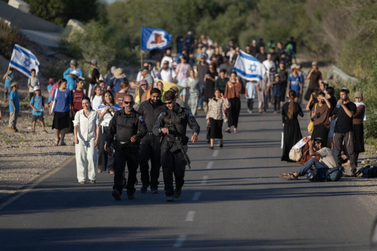 Σχεδόν η μισή κυβέρνηση του Ισραήλ συμμετέχει σε πορεία υπέρ του εποικισμού της Γάζας υπό την ηγεσία της διαβόητης Νταλιέλας Βάις… αλλά η διεθνή κοινότητα πέρα βρέχει
