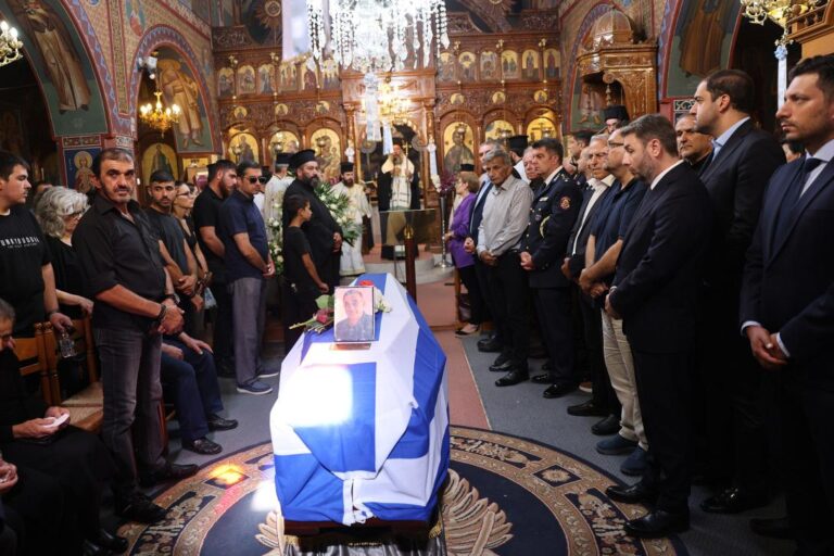 Βαρύ πένθος στην Κρήτη: Συγκίνηση και οδύνη στις κηδείες των πυροσβεστών Παντελή Διαμαντάκη και Μανώλη Στρατιδάκη, δύο ανθρώπων του ήθους και της προσφοράς