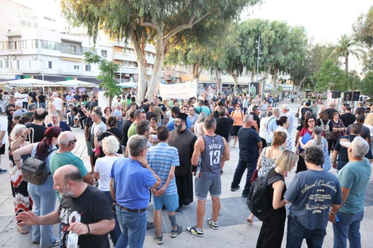 Μαζική η κινητοποίηση στους Αθανάτους ενάντια στη δομή προσωρινής φιλοξενίας μεταναστών