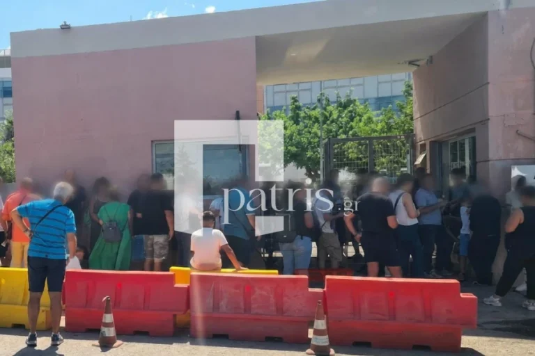 “Ντελίριο” στο Ηράκλειο: Ουρές από τη νύχτα στο Αστυνομικό Μέγαρο για διαβατήριο αντί για νέες ταυτότητες – Στην παραζάλη της συνωμοσίας… για μικροτσίπ και άλλα τινά!