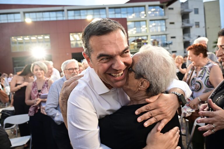 Τσίπρας για Άδωνι: Σιγά μην του κάνω μήνυση, λουλούδια θα του στείλω – Κάθε φορά που μας βρίζει ανεβαίνουμε