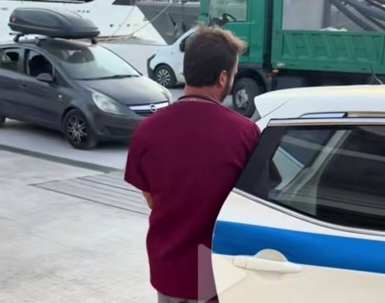 Με χειροπέδες έβγαλαν οι αστυνομικοί από το ιατρείο τον αγροτικό ιατρό στο Καστελλόριζο που κατήγγειλε αδιανόητες συνθήκες εργασίας