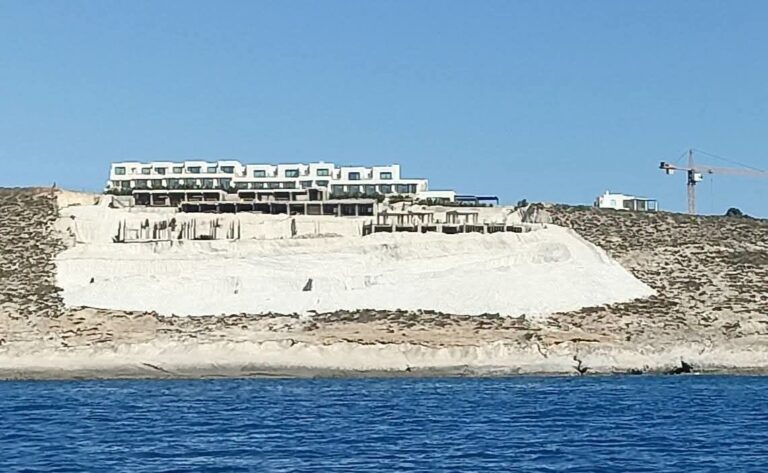 Το σχόλιο της Μαρίας Δεναξά για το ξενοδοχείο – έκτρωμα κοντά στην παραλία του Σαρακήνικου στη Μήλο: “Εικόνα από την ανάπτυξη και τις επενδύσεις της μούφας”
