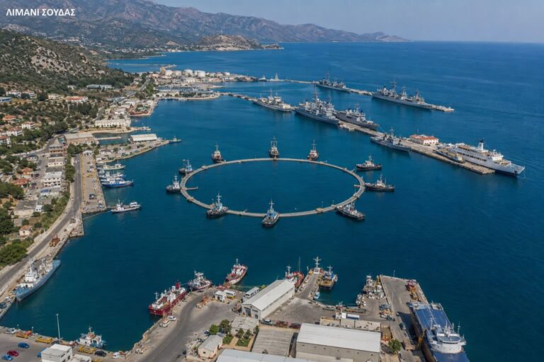 Οι Χανιώτες έχουν χιούμορ: A.I. σάτιρα με κυκλικό κόμβο και κολωνάκια στο λιμάνι της Σούδας για την αποτροπή νέων ατυχημάτων!