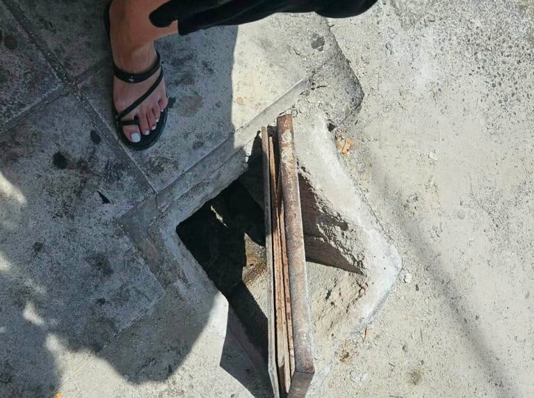 Χανιά: Ατύχημα με τραυματισμό πεζής στην οδό Παρθενίου Κελαΐδη μετά από υποχώρηση φρεατίου – Έκκληση στη ΔΕΥΑΧ