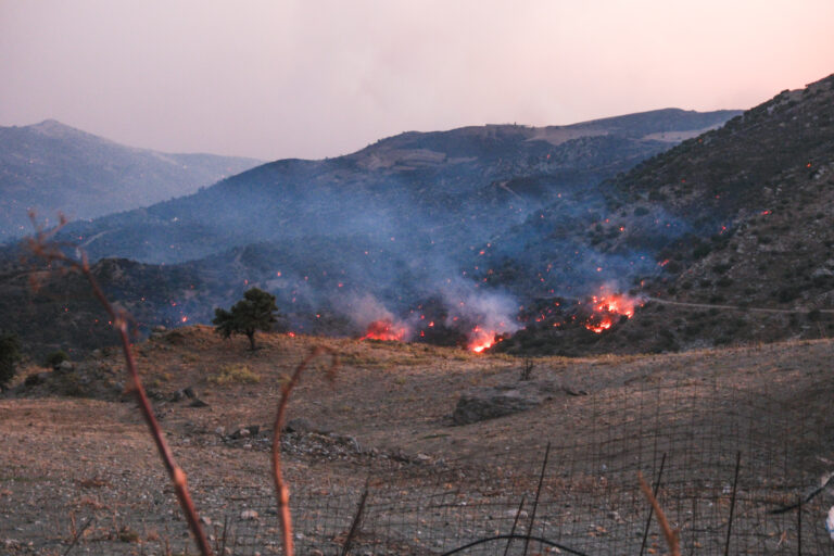 Σπινθήρες από τα δίκτυα της ΔΕΗ η αιτία πίσω από τη μεγάλη πυρκαγιά που κατέκαψε την Κρήτη; Συνελήφθη ο υπεύθυνος λειτουργίαςτου ΔΕΔΔΗΕ – Σπάνε οι καθρέπτες των πυροσβεστικών από την ένταση των ανέμων