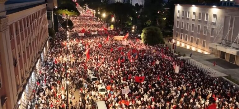 Αλβανία: Η μεγαλύτερη διαδήλωση της «Επανάστασης των Ροζ Φλαμίνγκο»
