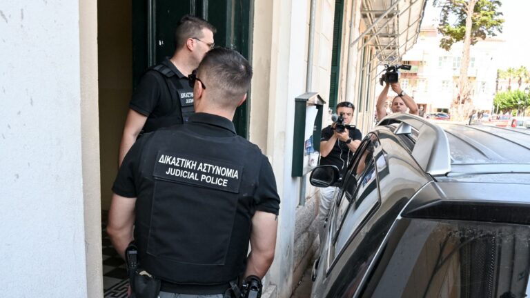“Είμαι η Βασιλική Κωστοπούλου, είμαι στο φάσμα του αυτισμού, έχω αγχώδη διαταραχή, δίπλωμα οδήγησης και 143 IQ και μένω στο Άργος — την πόλη που πυροβολεί ανθρώπους σε πανικό”
