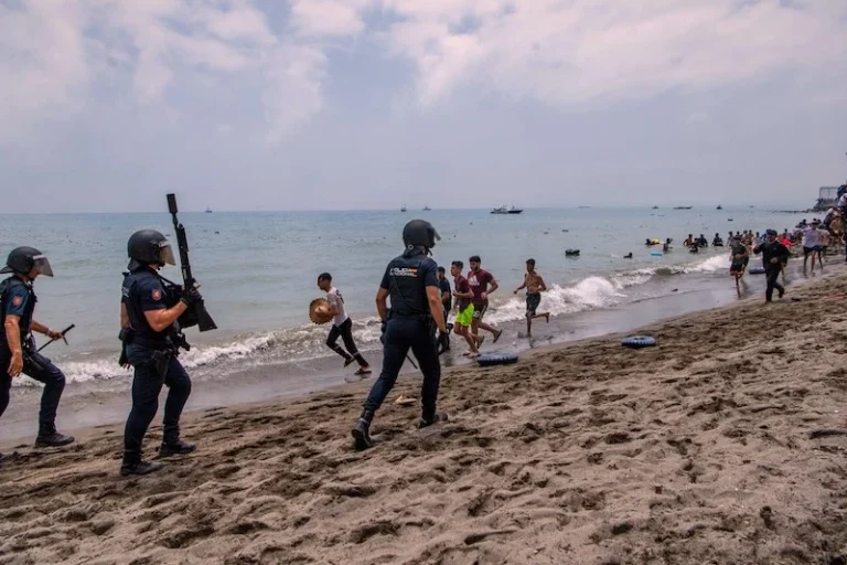 Γιατί χιλιάδες μετανάστες εισρέουν στη Σεούτα αυτές τις μέρες;