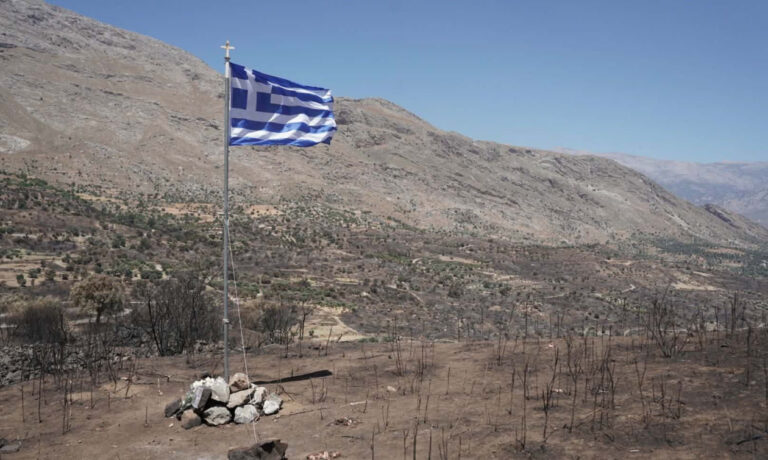 Στο σημείο της τραγωδίας στην Κρύα Βρύση Ρεθύμνου μια ελληνική σημαία στη μνήμη των δύο πεσόντων πυροσβεστών – Η ανακοίνωση της Πυροσβεστικής