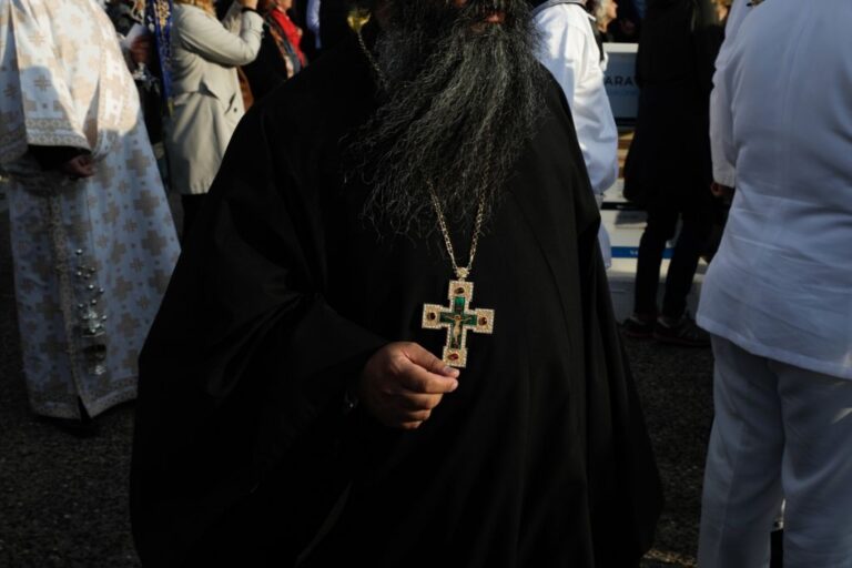 Δημοσιεύτηκε το ΦΕΚ για τις αποδοχές των Μητροπολιτών – “Ζαλίζουν” οι νέοι μισθοί