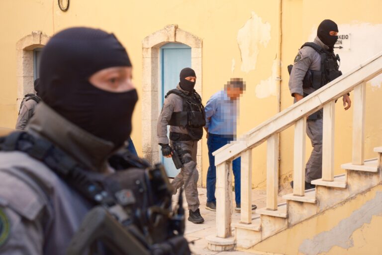 Χανιά: Ελεύθερος με περιοριστικούς όρους ο ιατροδικαστής – «Αρνείται κατηγορηματικά τις κατηγορίες» δηλώνει η υπεράσπιση