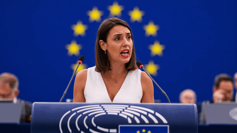 Ιρένε Μοντέρο: “κ. Επιτροπε, εχει ο Ντόναλντ Τραμπ το τηλέφωνό σας; Σας τηλεφωνεί όπως τηλεφωνεί στον πρόεδρο της FIFA; Σας τηλεφωνεί ο Ντόναλντ Τραμπ για να υποστηρίξετε τη γενοκτονία;”