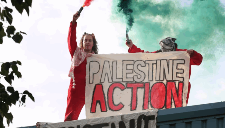 Palestine Action: Πέντε ακτιβιστές αντιμέτωποι με ποινές περί «τρομοκρατίας» για σπασμένη τζαμαρία σε τράπεζα και ρήψη κόκκινης μπογιάς