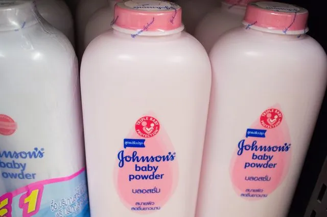 Johnson & Johnson: Δίνει 5,5 δισ. για να αποσυρθούν οι αγωγές που συνδέουν το βρεφικό ταλκ με καρκίνο