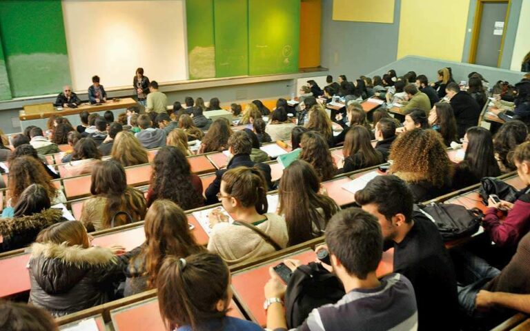 Καθηγητής Αριστείδης Χατζής: “Αν είστε νέες/οι επιστήμονες και σκέφτεστε να φύγετε στο εξωτερικό, τρέξτε. Μην περιμένετε λεπτό!”