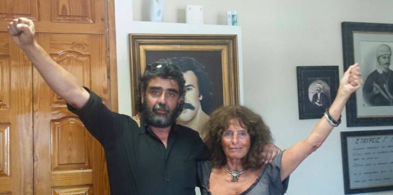 Η 90χρονη που σήκωσαν στα χέρια τους οι νέοι στις Μαργαρίτες είναι η Γερμανίδα γλύπτρια Καρίνα Ρεκ, η δημιουργός του “Αντάρτη της Ειρήνης” – Η καλλιτεχνική πορεία της μέχρι το “ΟΧΙ” στο δημοψήφισμα