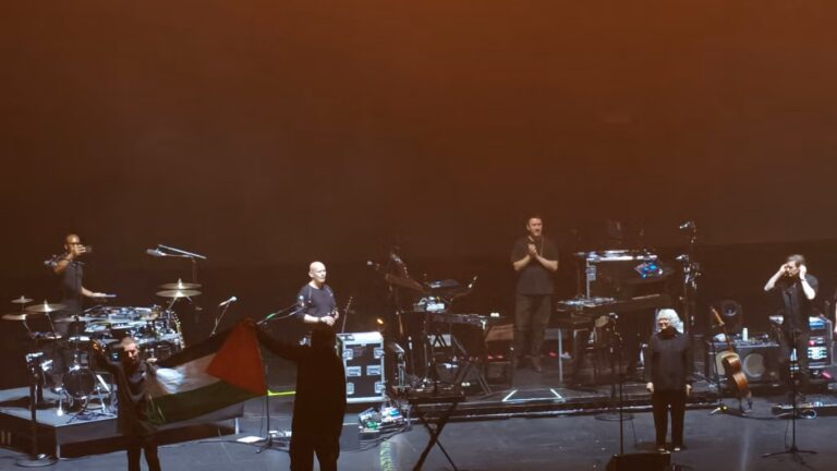 Απαγόρευση εισόδου στους Massive Attack επέβαλλε η Σιγκαπούρη επειδή ανέβασαν παλαιστινιακή σημαία σε συναυλία