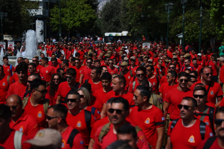 Εποχικοί πυροσβέστες: Παράσταση διαμαρτυρίας στο Μέγαρο Μαξίμου – «Σας πιστέψαμε, μας κοροϊδεύετε»