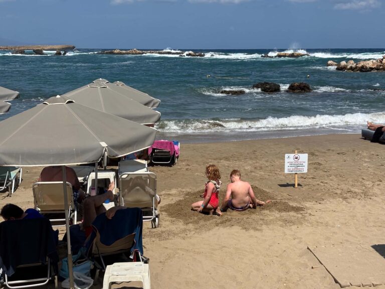 Για την εικόνα με τα παιδιά που παίζουν στη λάσπη από την παραλία της Νέας Χώρας με τα λύμματα φταίνε οι γονείς ή η ανύπαρκτη ενημέρωση;