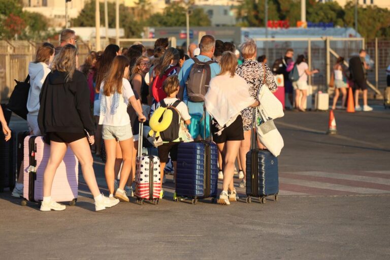 Κρήτη: Στο «κόκκινο» η τουριστική κίνηση – 100% πληρότητα στα πλοία και αυξημένες αεροπορικές αφίξεις