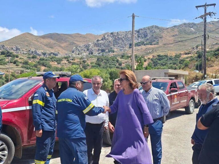 Επίσκεψη Ντόρας Μπακογιάννη στις πληγείσες περιοχές του Ρεθύμνου: «Είμαστε εδώ – Θα ξαναφτιάξουμε τα πάντα»