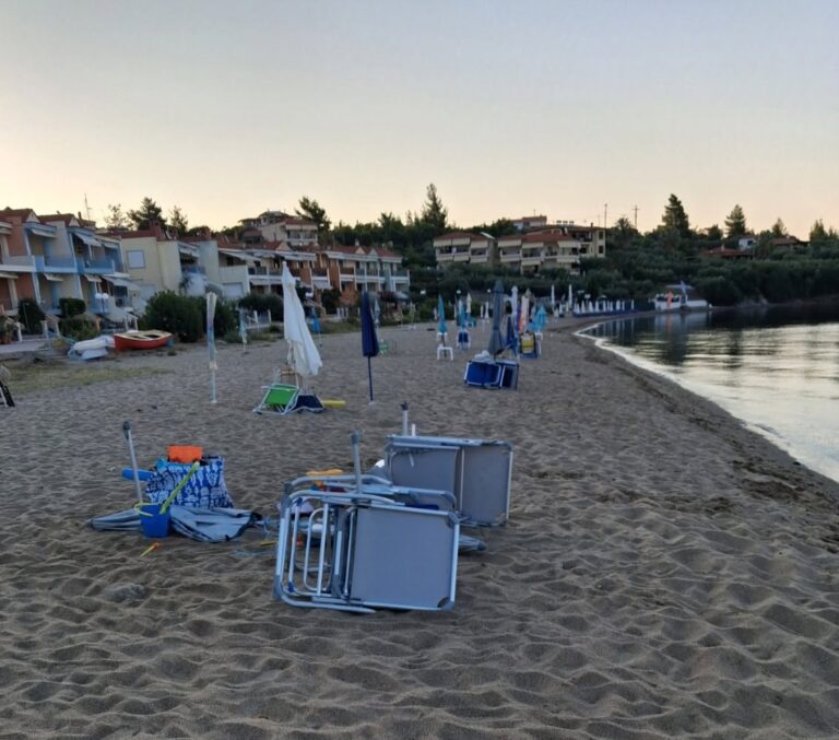 Χαλκιδική: Eπιχείρηση απελευθέρωσης του κοινόχρηστου χώρου στην παραλία Γερακινής – Απομάκρυναν 100 πακτωμένες ομπρέλες και ξαπλώστρες