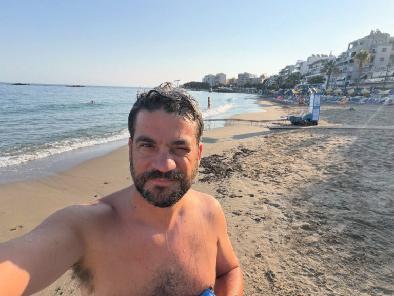 Χανιά: Συμβολική κολύμβηση του Δημάρχου στην παραλία της Νέας Χώρας μετά τη διαρροή λυμάτων από τον αγωγό ακάθαρτων – Τι είχε συμβεί σε Ινδό αξιωματούχο που είχε προχωρήσει σε παρόμοια δράση