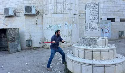 Κώστας Παπαϊωάννου: “Είναι αντισημιτισμός να χαρακτηρίσω περιφερόμενη προσβολή στο ανθρώπινο είδος τον Ισραηλινό ακροδεξιό που κατάστρεψε μνημείο για τους νεκρούς Παλαιστίνιους;”