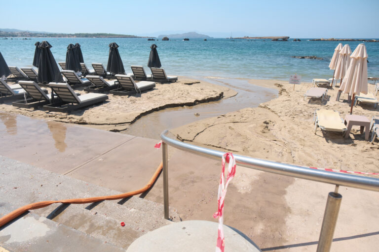Χανιά: Σκληρή κριτική από την «Ανταρσία στα Χανιά» για τα λύματα στη Νέα Χώρα και τον Κλαδισό — Καταγγελίες για απαξίωση των υποδομών, αδιαφάνεια στις μετρήσεις και αίτημα για πλαφόν στον τουρισμό