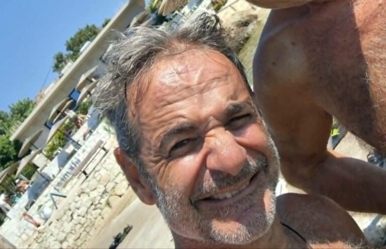 Χανιά: Η χώρα καίγεται κι ο Μητσοτάκης στις παραλίες βγάζει αξύριστος selfies