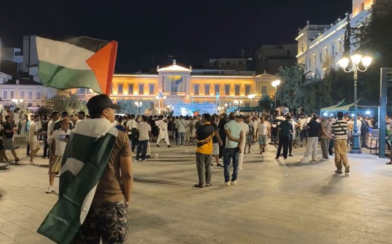 Εκατοντάδες Πακιστανοί στην πλατεία Κοτζιά για την Ημέρα Ανεξαρτησίας: «Μουσουλμάνοι, Χριστιανοί, όλοι αγαπιόμαστε»