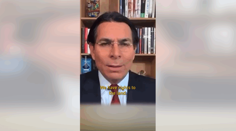 Ντάνι Ντανόν πρέσβης του Ισραήλ στον ΟΗΕ: «Η Δυτική Όχθη δεν είναι κατεχόμενη γη, μας ανήκει. Δεν είναι έποικοι, είναι η γη των Εβραίων. Μας την υποσχέθηκε ο Θεός στην Βίβλο»
