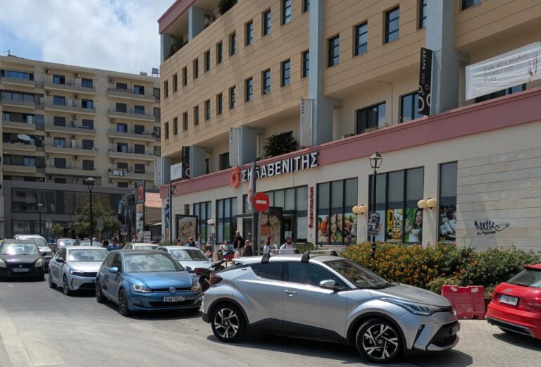 Πάλι μποτιλιάρισμα επί της Πειραιώς λόγω πάρκινγκ
